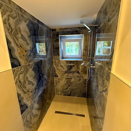 Zentrales Mit Terrasse Neu Renoviert דירה אסן