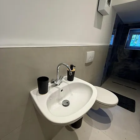 דירה Zentrales Mit Terrasse Neu Renoviert